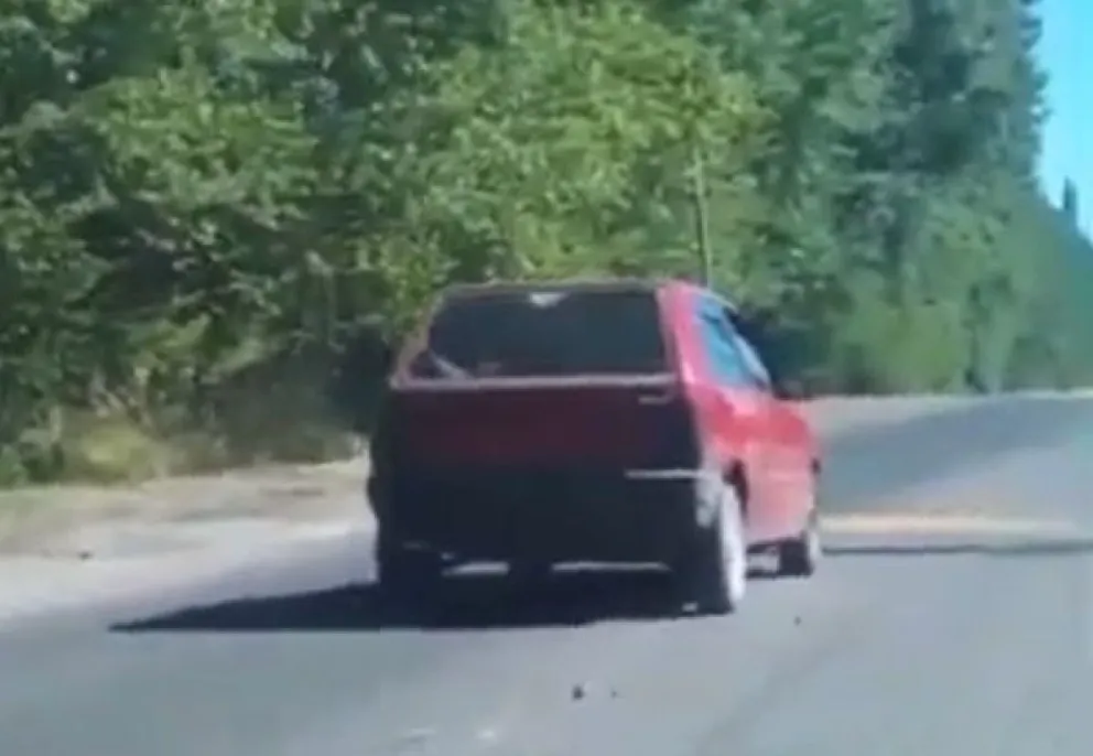 El video fue registrado el 1 de enero por la mañana en la zona de Ruta 22 y Mendoza y motivó el reclamo de una vecina por mayor presencia de controles de tránsito. Foto: captura de video