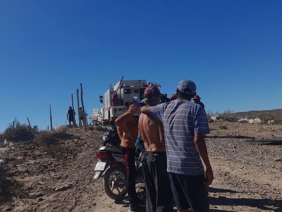 Vecinos junto al hombre tras perder su vivienda. Foto: gentileza