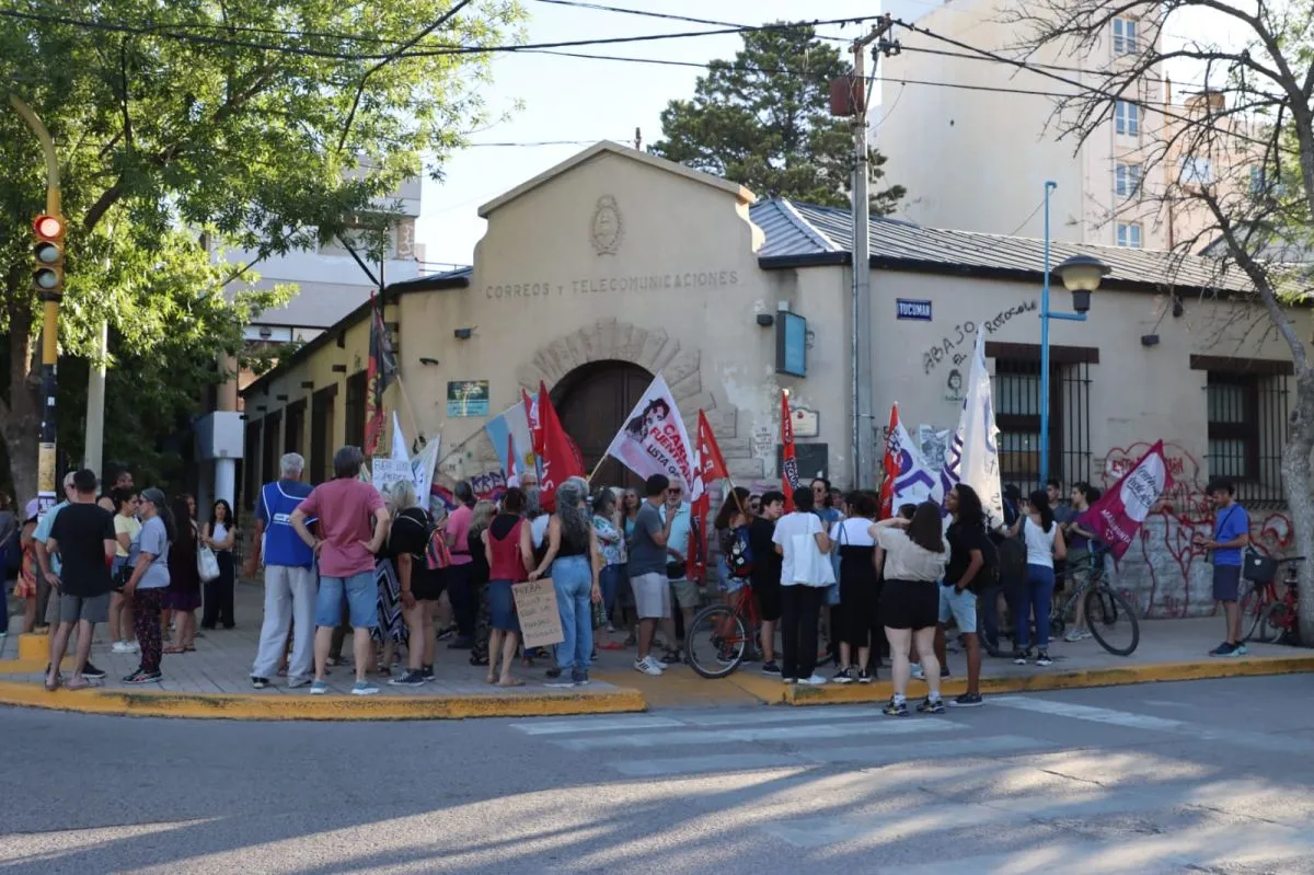La concentraci&oacute;n fue en Avenida Roca y Tucum&aacute;n. Foto: Tania Domenicucci
