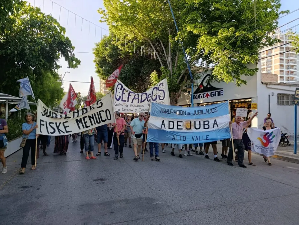 Movilizaron por calle Tucumán al grito de "Fuera Trump". Foto: Tania Domenicucci