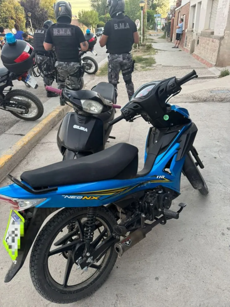Las motos llamaron la atención del personal policial por circular sin espejos, sin patente y con espejos retrovisores. Foto cortesía policía de Rio Negro