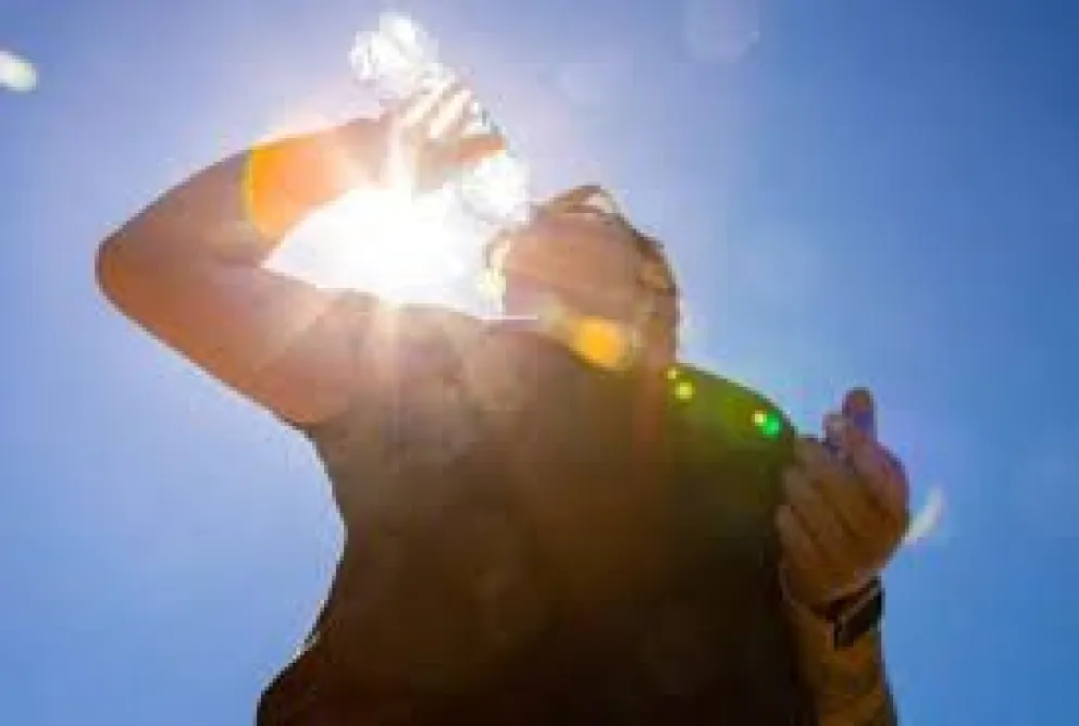 Reducir el tiempo de permanencia al aire libre durante el mediodía, aun cuando el cielo esté parcialmente nublado. Foto: redes