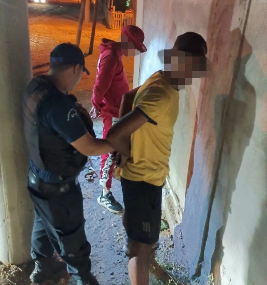 Desde la policía informaron que gracias al rápido accionar de los efectivos, se pudieron recuperar los objetos robados minutos después del hecho. Foto cortesía policía Rio Negro 