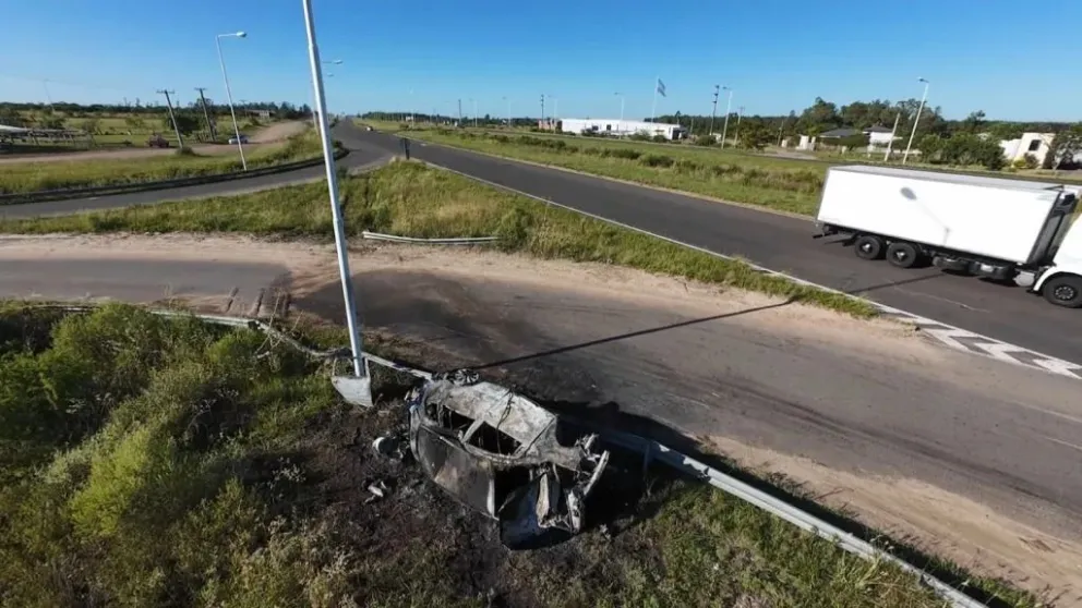 El auto en que viajaban los roquenses quedó consumido por las llamas en una ruta de Entre Ríos, a la altura de Chajarí. Foto: Chajarí Digital
