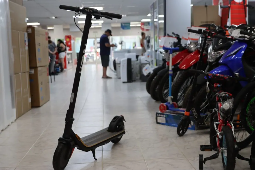 Desde las  sucursales que venden monopatines eléctricos cuentan que lo eligen principalmente los más jóvenes, ya que no se exige demasiada documentación para circular. Foto: Tania Domenicucci-ANR