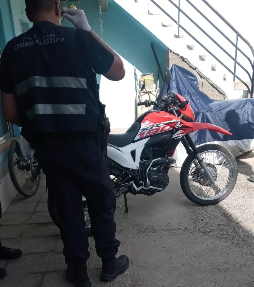 personal policial logró reducir al sospechoso, quien ofreció resistencia al momento de ser interceptado. Foto: Policía Río Negro.