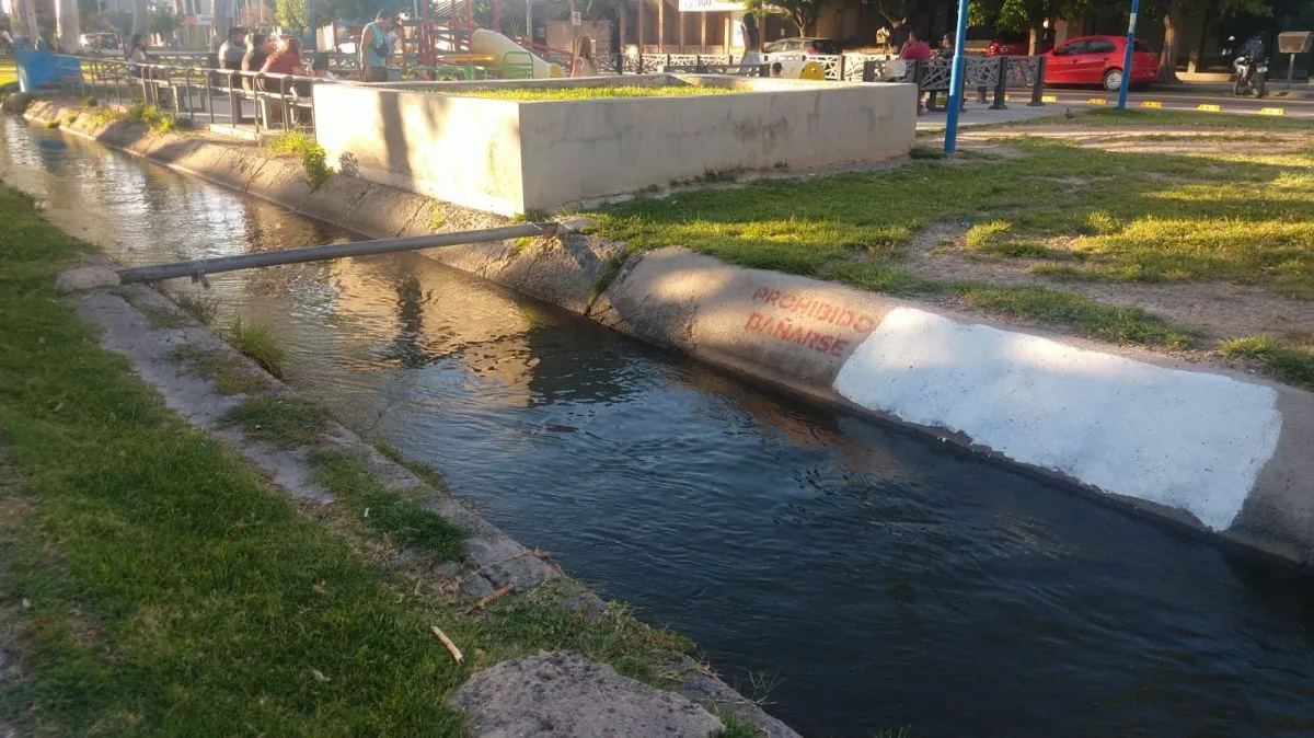 Los carteles se encuentran en distintos sectores de la extensi&oacute;n del canalito. Foto: ANR