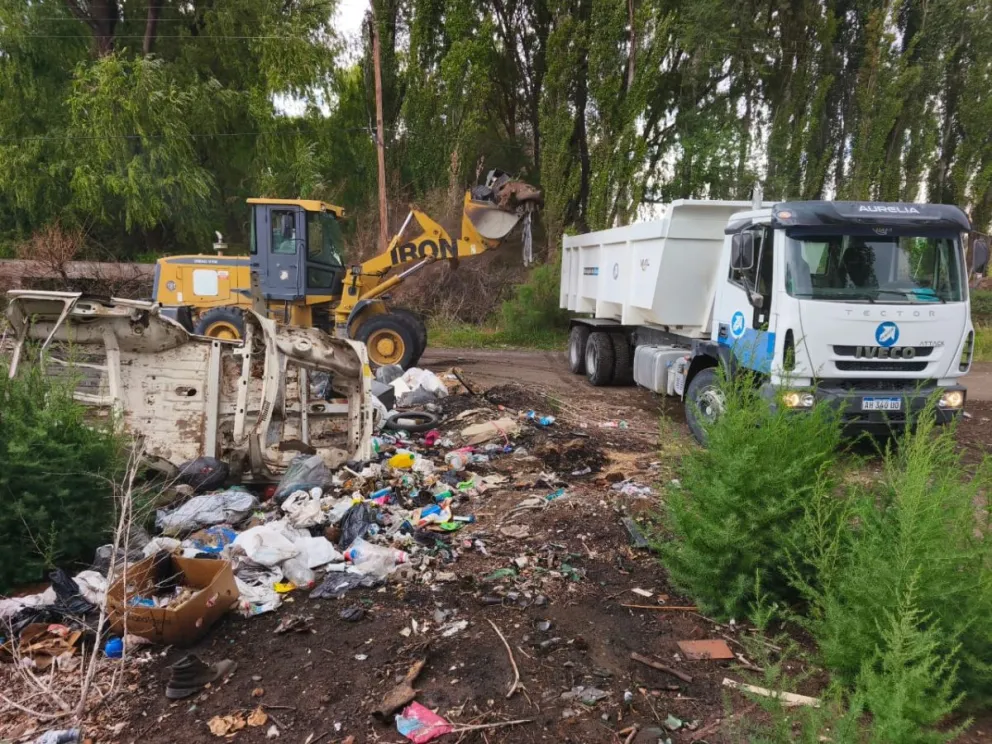 Las maquinarias del Municipio durante el operativo de limpieza. Foto: Municipio de Roca