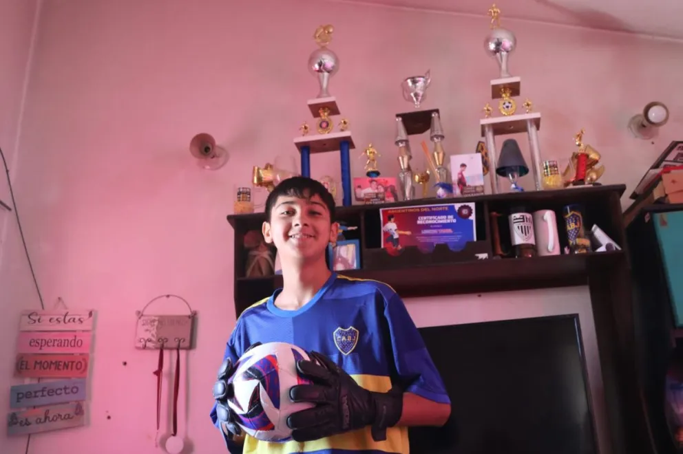 A sus doce años de edad, Tahiel mide 1 metro 80 centímetros, lo que llamó la atención de los captadores de Boca. Foto: Tania Domenicucci-ANR