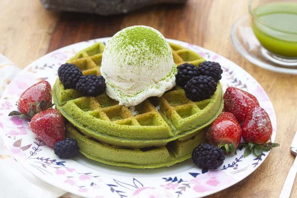 Hacé waffles de matcha en cinco pasos.