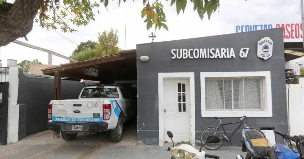 El ladrón intento fugarse con el bolso lleno de botellas de alcohol, pero fue detenido a menos de 5 cuadras del lugar. Foto cortesía