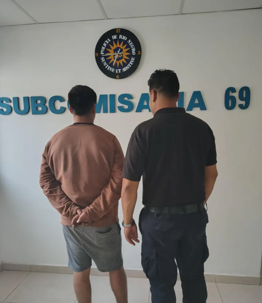 La Fiscalía en turno dispuso que el hombre continúe detenido por el delito de daño . Foto: Policía Río Negro
