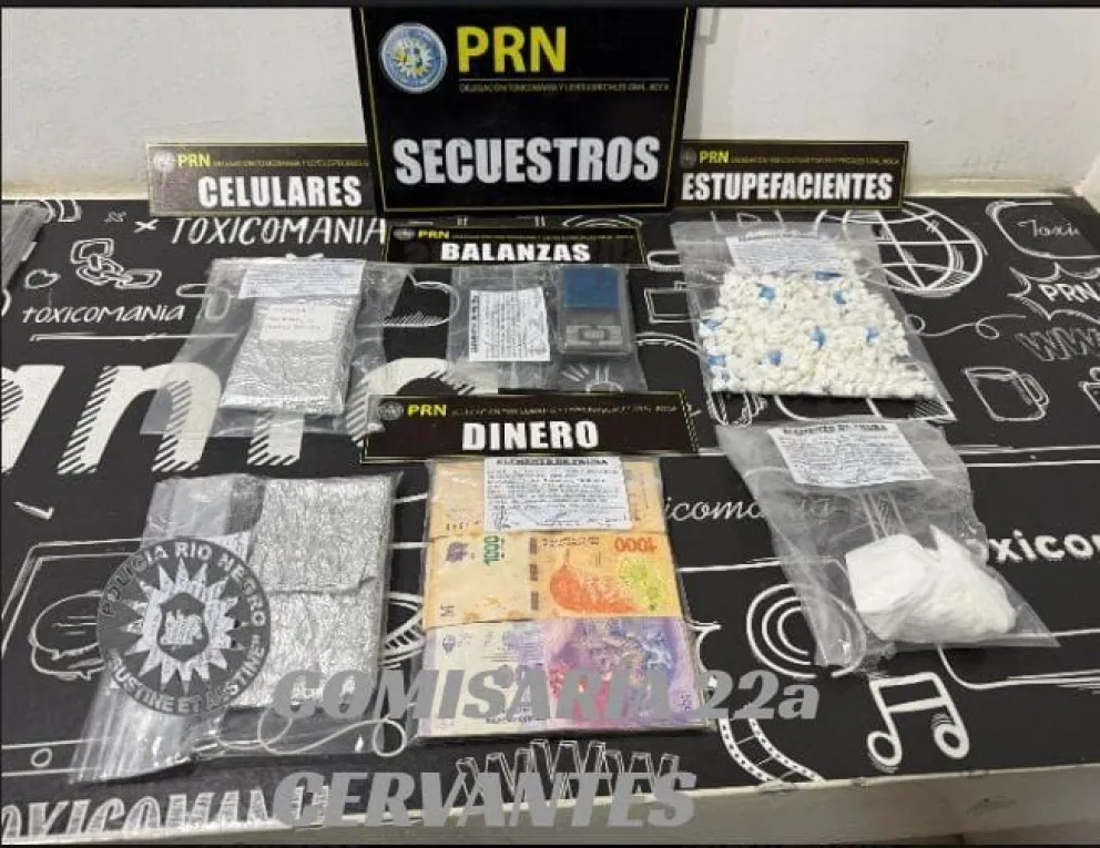  los efectivos incautaron un cartucho calibre 22, una motocicleta Honda de 190 cc requerida por la Policía de Neuquén, dinero en efectivo, una balanza de precisión y dos teléfonos celulares. Foto: Policía Río Negro