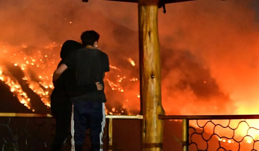 "contra nuestra naturaleza no podemos hacer nada y contra una manga de hijos de puta que queman tampoco" cuenta desde el foco del incendio el fotógrafo maximiliano Jonas. Foto cortesía maxijonas