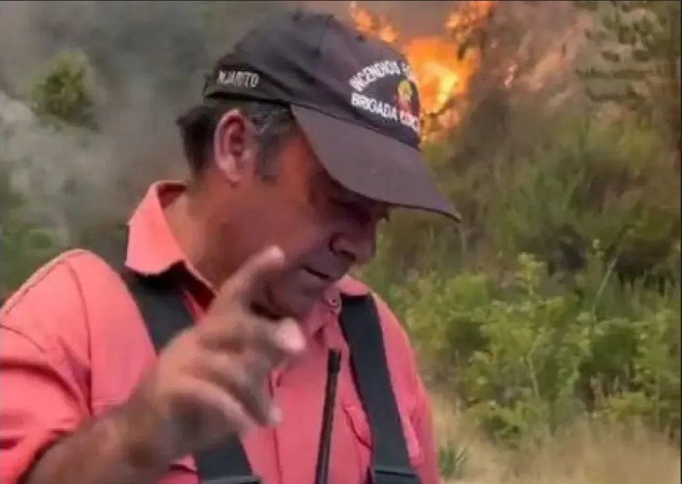Un combatiente del fuego, entre lagrimas ante el dantesco incendio de Chubut. Foto cortesía @maxijonas