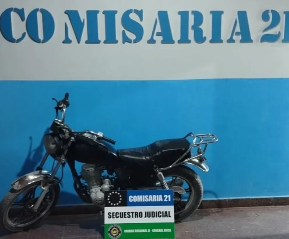  personal policial identificó a un hombre que circulaba en una moto sin chapa patente. Foto: Policía Río Negro