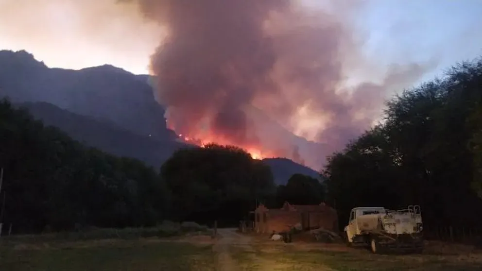 Las personas evacuadas fueron puestas a resguardo, mientras se aguarda que las autoridades avancen con un informe oficial / Foto Noticias del Bolsón
