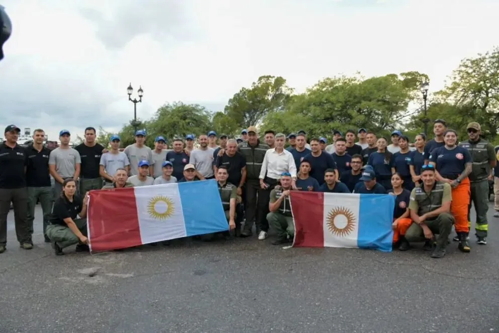 La ayuda federal se hace presente ante el fuego que avanza descontrolado. (Foto: Gentileza)