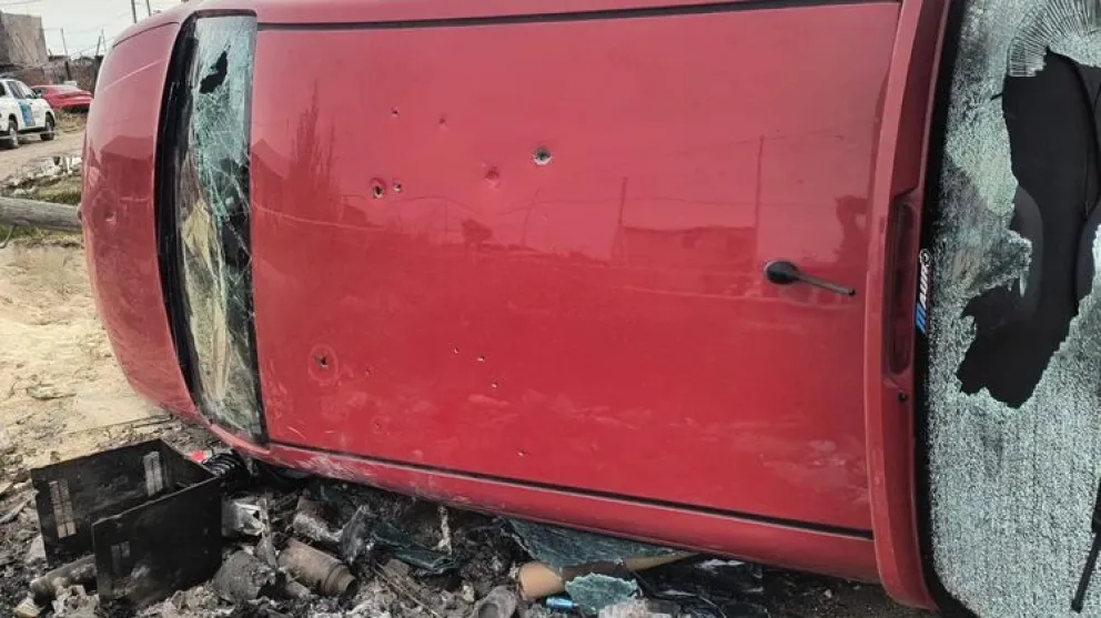 Uno de los agresores estaba en un auto y volcó luego de la balacera.