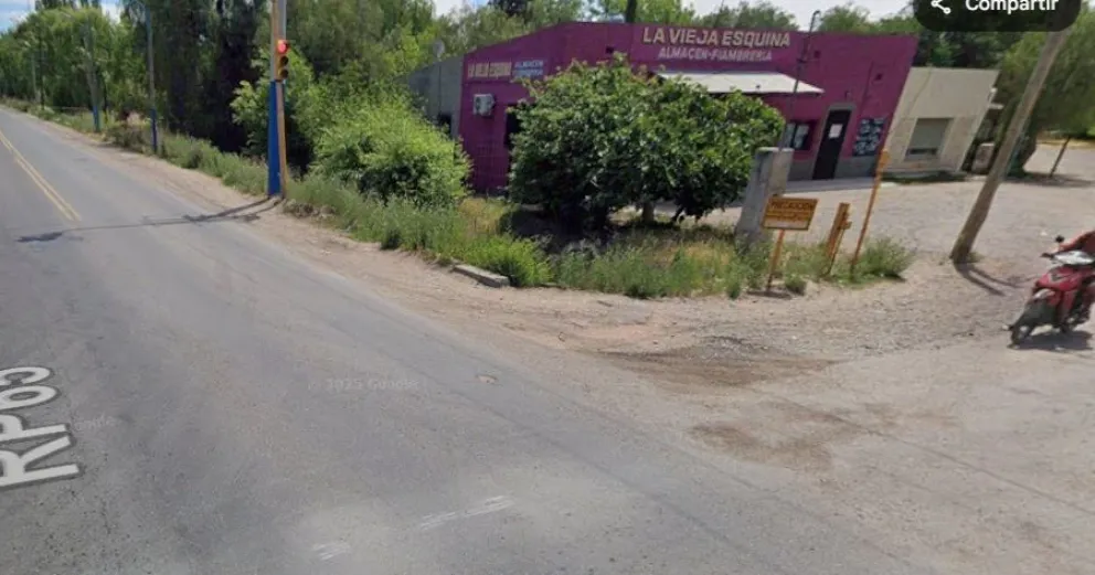 El siniestro vial ocurrió en el cruce de Ruta 65 y Félix Heredia, luego de que chocaran una moto y un camión. Foto: maps