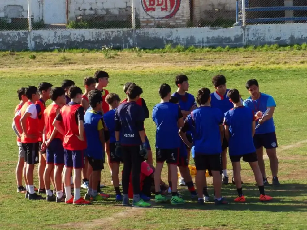 Rafael dirigió la primera división del clásico rival en 2022. Foto cortesía Antena Libre