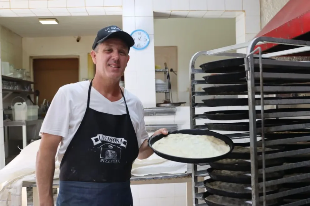 “Vendemos entre 180 y 200 pizzas por día y hasta 100 empanadas todos los días” detalló Hernán respecto al movimiento de la pizzería. Foto: Tania Domenicucci-ANR