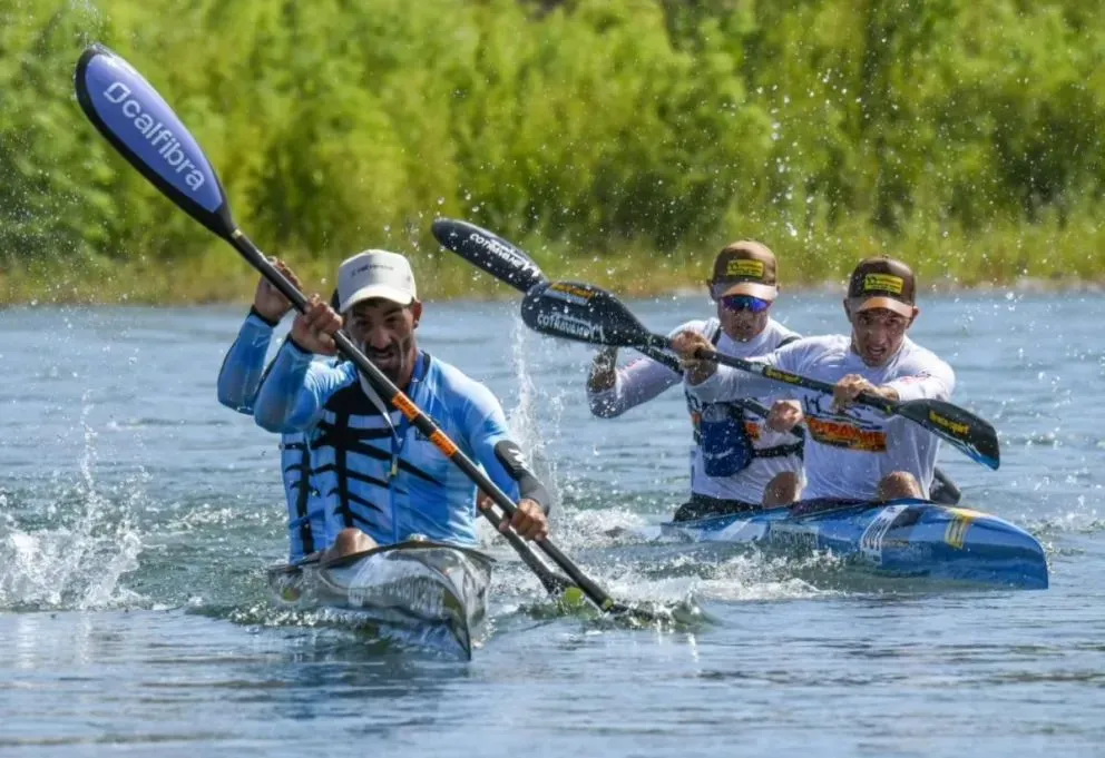La dupla neuquina se encamina a quedarse con la edición dorada de la Regata del Río Negro. (Foto: Gentileza)
