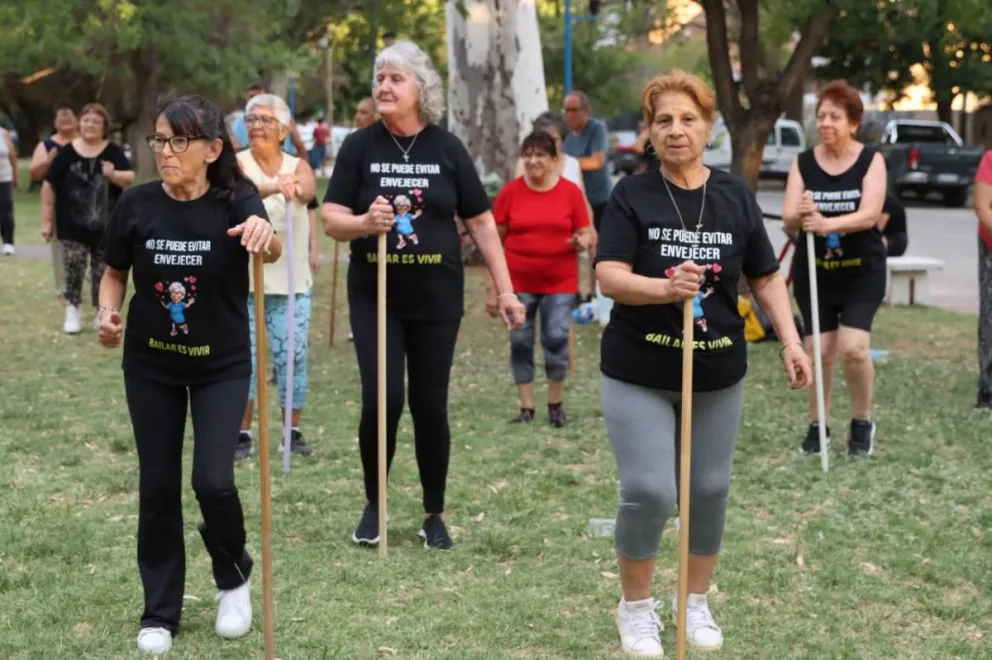 Con el slogan de "bailar es vivir" mas de 35 vecinas y vecinos de la ciudad se juntan en el canalito a bailar y realizar actividad física. Foto: Tania Domenicucci-ANR