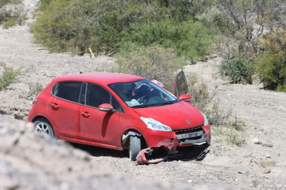 Se reventó un neumático y el auto "voló" fuera de la ruta. Foto: Tania Domenicucci-ANR