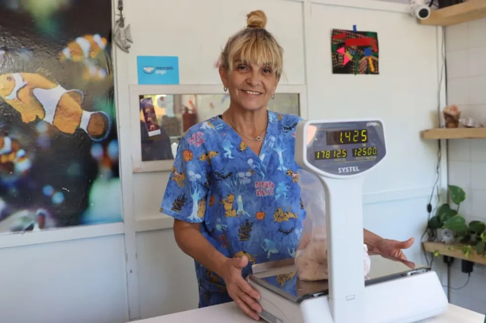 Desde la pescadera Sabores de Mar, Fabiana afirma que aunque el mes empezó flojo, remonto durante la segunda semana por la búsqueda de comer mejor. Foto: Tania Domenicucci-ANR