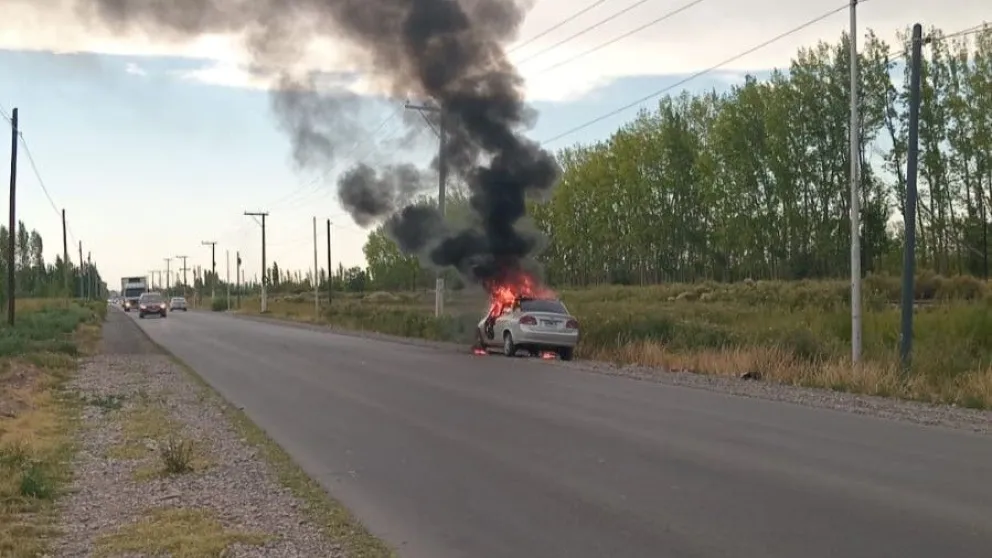 En horas de la tarde del miércoles un vehículo se prendió fuego. (Foto gentileza)