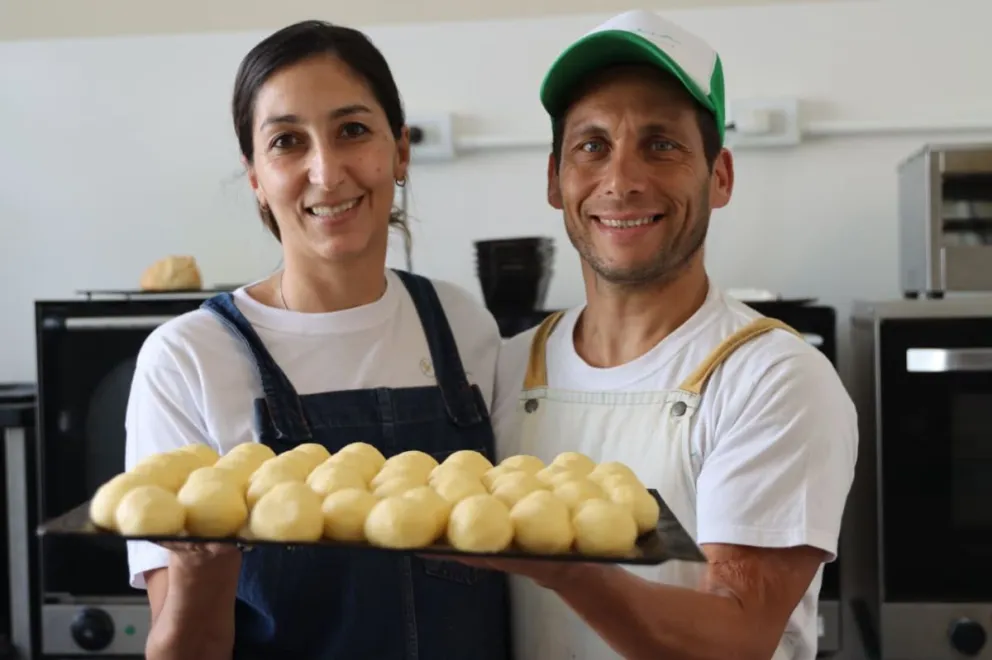 Yanina y Sebastian, luego del diagnostico de su hija, dejaron sus anteriores trabajos y con el tiempo estudiaron pastelería profesional, creando "Olivia Pastelería" Foto: Tania Domenicucci-ANR