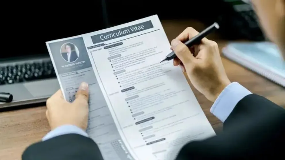 Un Curriculom bien hecho, con los datos importantes y la foto correcta puede hacer la diferencia en la selección de personal. (Foto: Web)