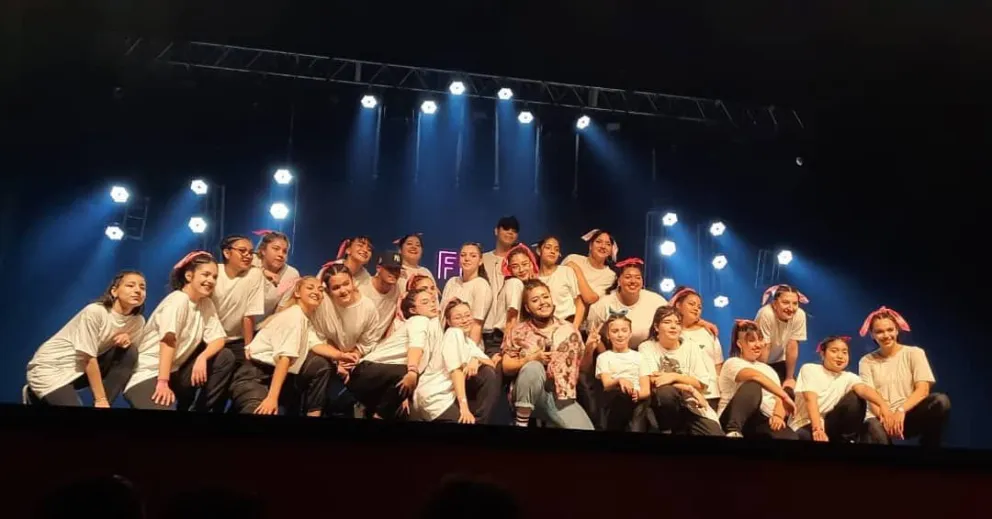 El grupo de danza debió competir en Buenos Aires pidiéndole indumentaria a los otros equipos de baile. Foto cortesía FND Group