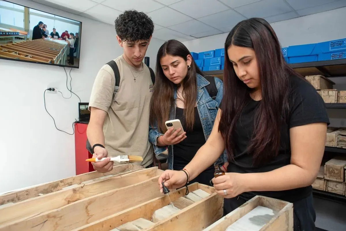 Estudiantes secundarios en el laboratorio inaugurado por YPF y la UNRN. 