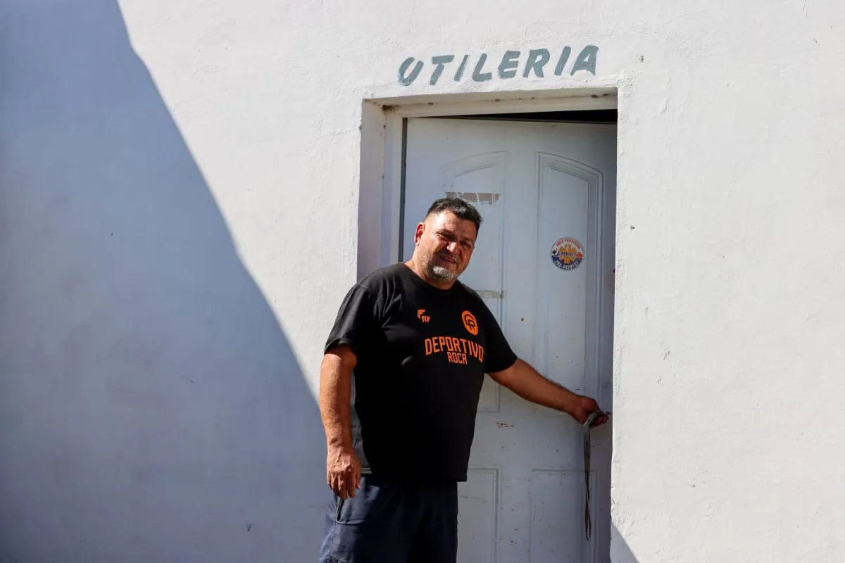 Todos los d&iacute;as llega temprano al club, donde dedica gran parte de su vida. Foto: Tania Domenicucci