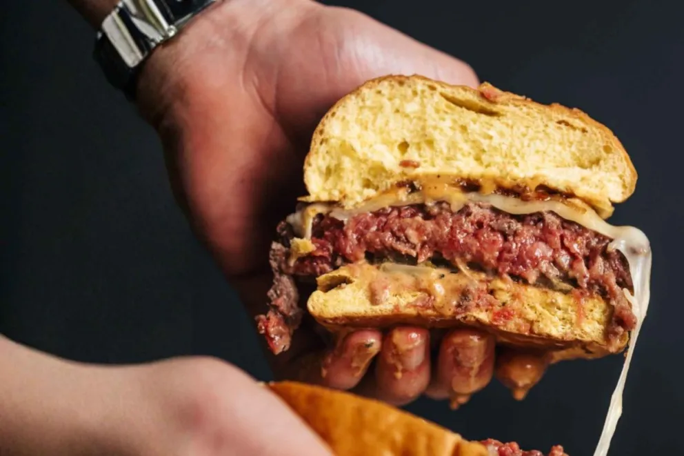 Cualquier corte de carne debe ser cocido correctamente, evitando el color rojo tanto en la pieza (bife, hamburguesa) como en el jugo. (Foto: Web)