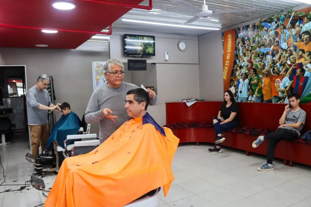 Las tradiciones peluquerías de la ciudad coinciden en que las nuevas barberías "solo saben pelar y usar maquina". Foto: Tania Domenicucci-ANR