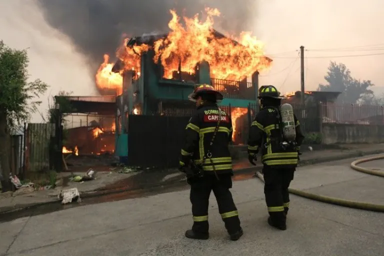 Bomberos y brigadistas combaten m&aacute;s de 20 focos activos en las regiones de &Ntilde;uble y Biob&iacute;o. Foto: redes