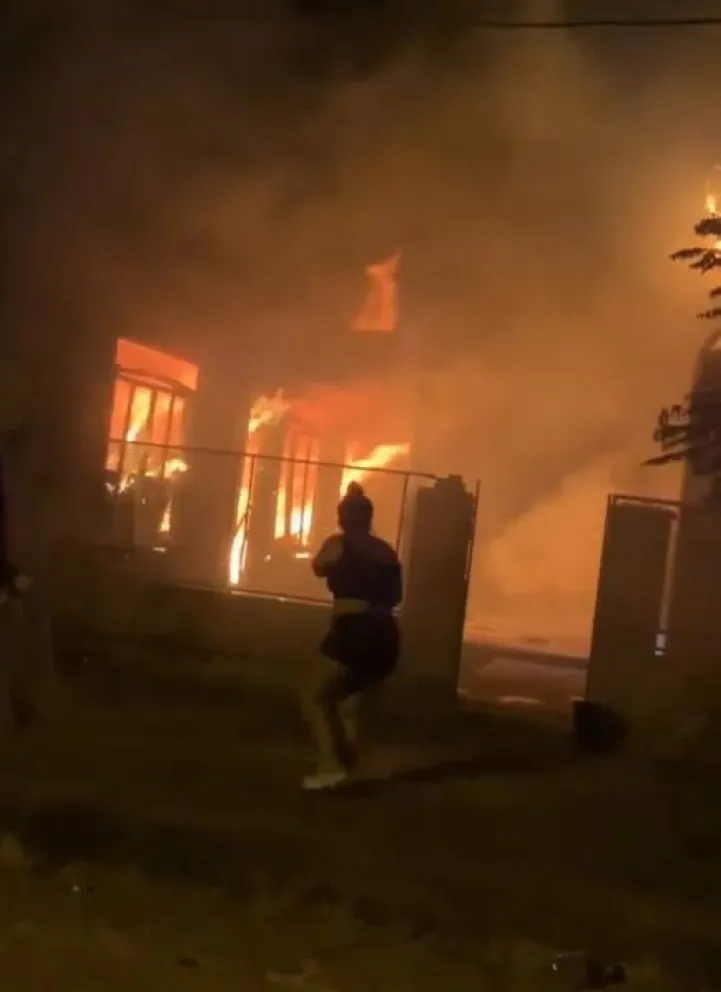 El incendio del sábado dejó una vivienda totalmente destruida en calle Cerros Colorados. Foto: redes