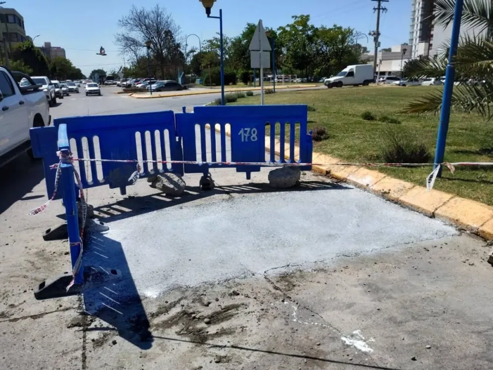 Los arreglos se realizan en sectores concurridos de la ciudad, como la 9 de julio, Avenida Roca y también en cercanías de la municipalidad. Foto ANR