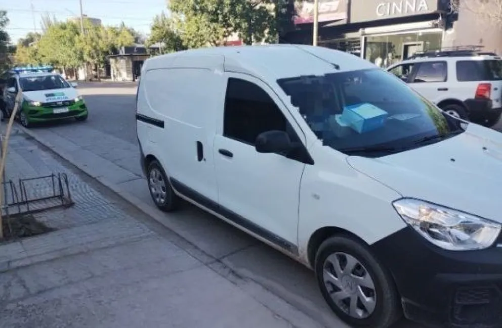 La camioneta del repartidor que el hombre intentó robar mientras la familia estaba en el interior. Foto: gentileza