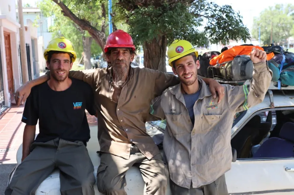 La familia Montaña ayuda sin recibir sueldos y no responden ante ningún organismo oficial. "Llegamos gracias a la ayuda de la gente" afirman. Foto: Tania Domenicucci - ANR