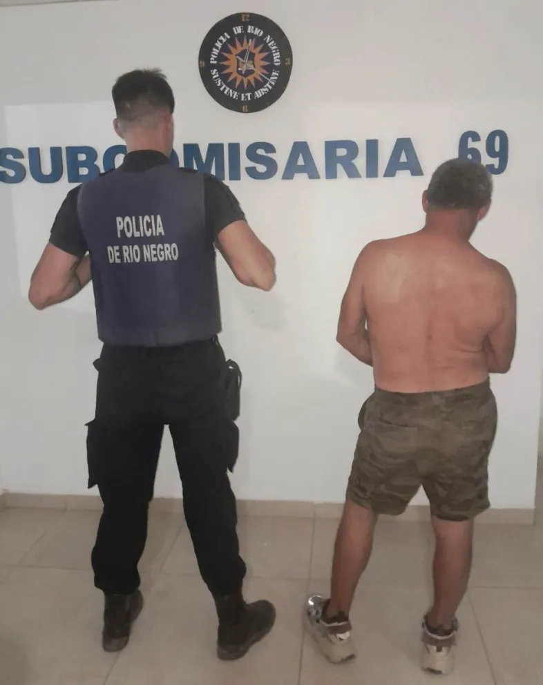 Intervino personal policial para contener el conflicto y detener al hombre involucrado en el episodio.
Foto: Policía Río Negro