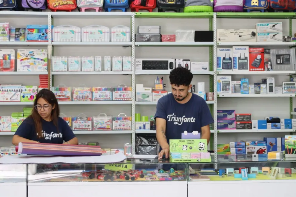Las librerías de Roca se ponen a punto para el inicio del ciclo escolar. Foto: Tania Domenicucci