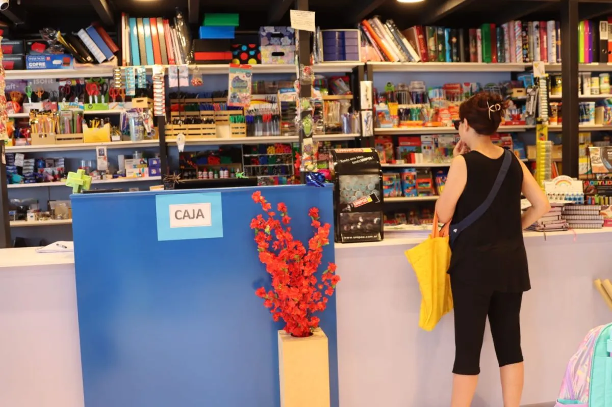 En Picasso, las personas se acercan a consultar precios. Foto: Tania Domenicucci