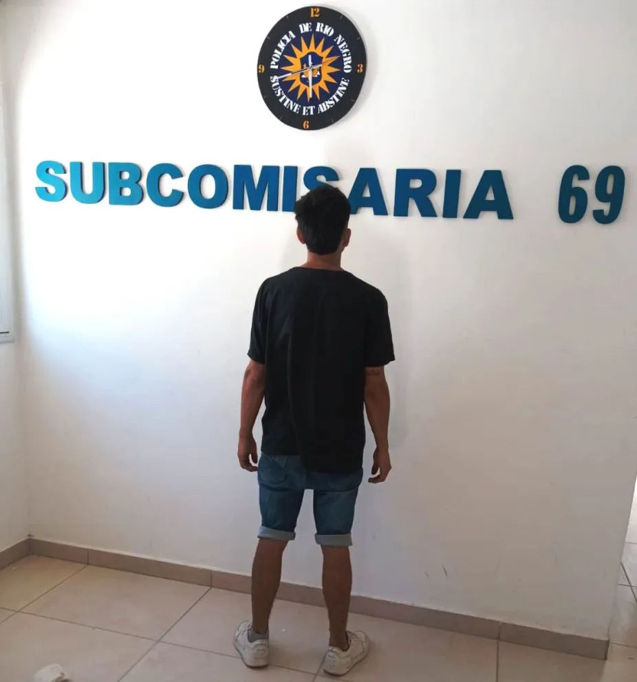El procedimiento fue realizado por personal de la Subcomisaría 69°, que detuvo al hombre dentro de la vivienda.
Foto: Policía Río Negro