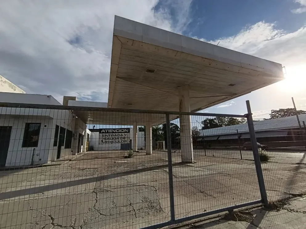 En la ciudad hay tres estaciones de servicio abandonadas. (Foto Tania Domenicucci)
