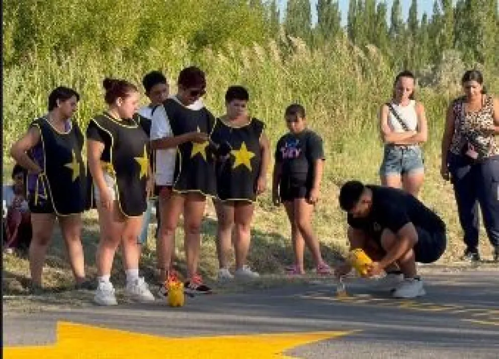 Una actividad cargada de emotividad para familiares y amigos de Yamila. (Foto: Captura)