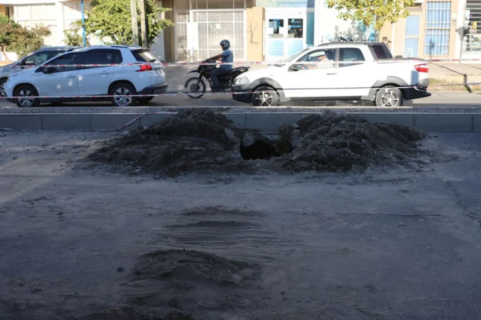 El vecino tenía permiso para una zanja pequeña, pero terminó rompiendo una superficie mayor. (Foto: Tania Domenicucci. ANRoca)